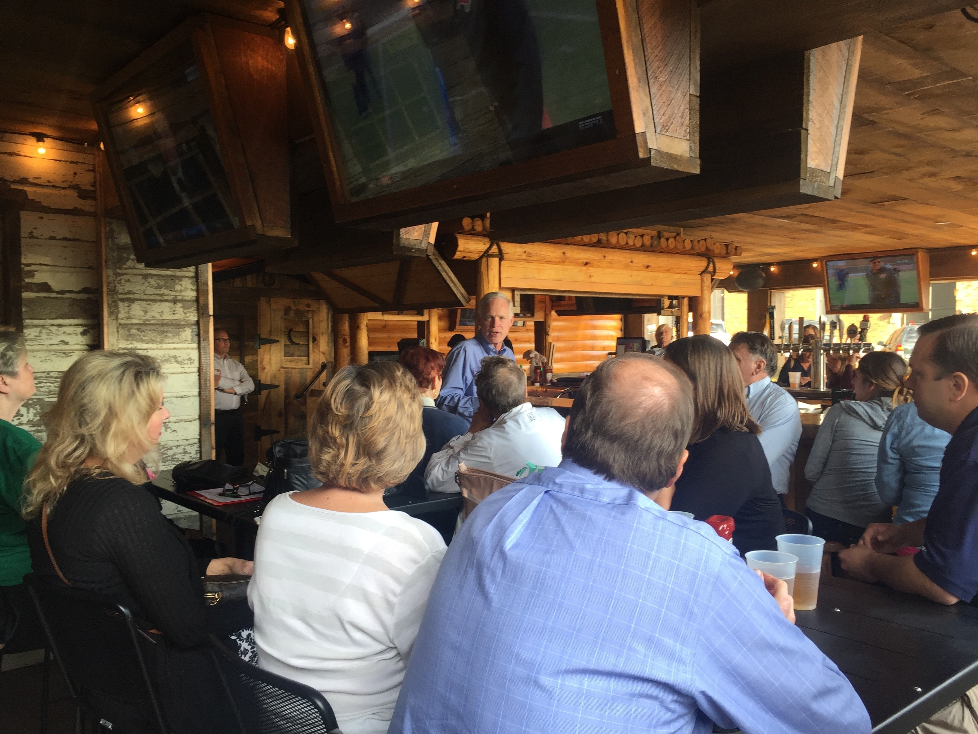#RonOnTheRoad: Ron Johnson at the Smilin’ Moose in Hudson, WI