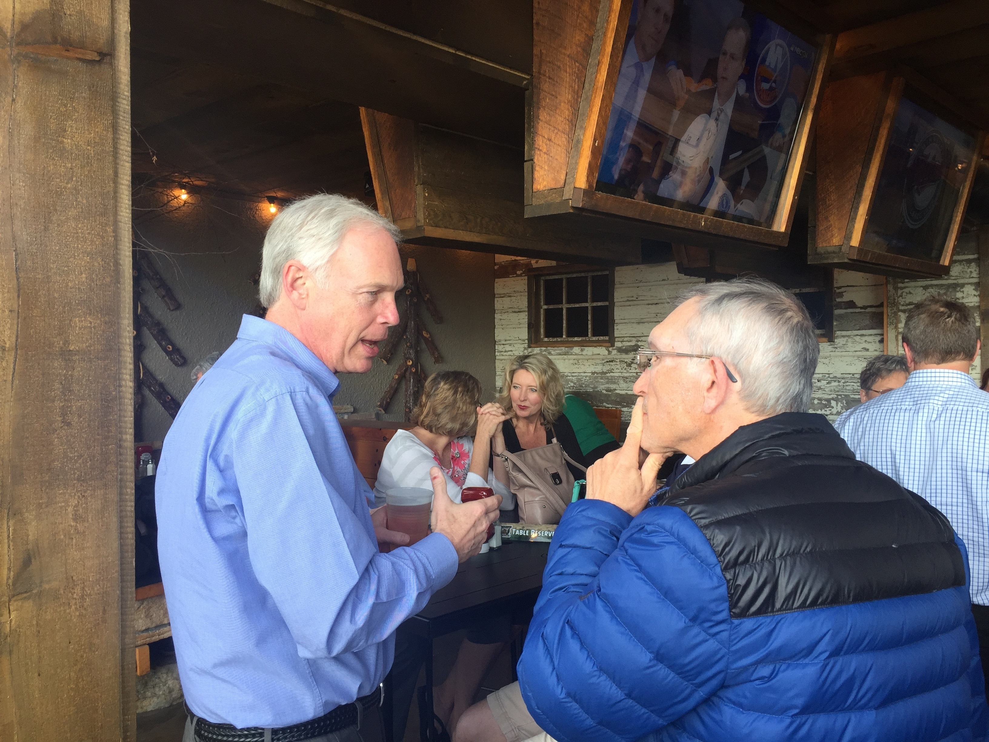 #RonOnTheRoad: Ron Johnson at the Smilin’ Moose in Hudson, WI